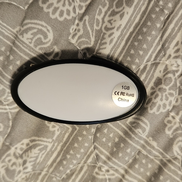 1 GB Flash Drive - Picture 8 of 10